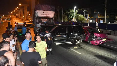 สิบล้อเบรกแตก ชนยับ 8 คันรวด ขณะลงสะพานรัชดา-รามอินทรา มีคนเจ็บ