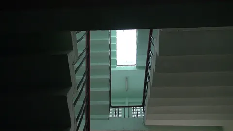 นักเรียน ม.2 ร.ร.ดังนครนายก สไลด์ราวบันไดพลัดตกจากชั้น 4 เจ็บสาหัส