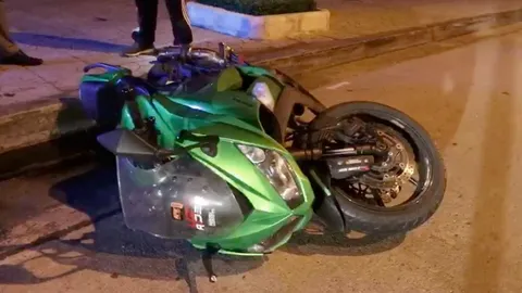 สยอง หนุ่มซิ่งบิ๊กไบค์ ชนแบริเออร์-เสาไฟส่องสว่าง หัวขาดดับคาที่