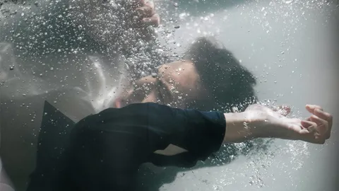 "พีช" กลั้นหายใจใต้น้ำ ถ่ายเอ็มวี "พอแล้ว" ให้ "โปเตโต้"