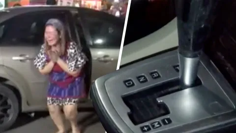 เข้าเกียร์ผิด รถเก๋งพุ่งชนหญิงวัย 45 คนขับตกใจ ถอยทับซ้ำดับ