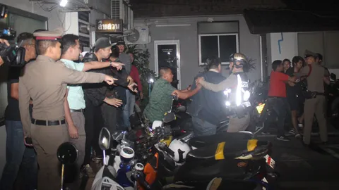 ตร.ดินแดง คุม 4 วัยรุ่นคดีรุมโทรมไปขัง ชาวบ้านฮือจะกระทืบหวิดบานปลาย