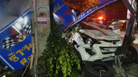 เก๋งเสียหลักพุ่งชนหุ่นเหล็กร้านยาง แม่ลูกดับสลด สาหัส 3