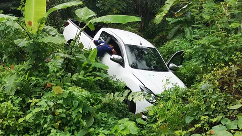 กระบะสาวโรงแรมที่เขาหลัก ฝนตกถนนลื่นแหกโค้งตกเหว คาดเข็มขัดนิรภัยเลยรอด (คลิป)