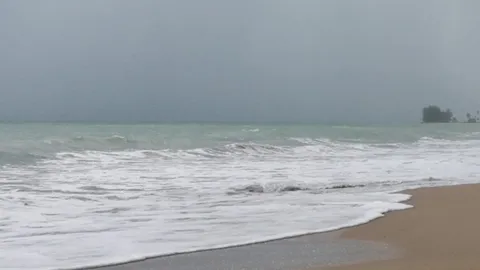 พังงาฝนตกหนักต่อเนื่อง สั่งเฝ้าระวังพื้นที่เสี่ยงภัยน้ำป่าใน 8 อำเภอ