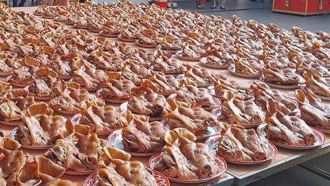 หนุ่มถวายหัวหมู 300 หัว แก้บน "หลวงพ่อสมหวัง" หลังขายที่สำเร็จดังใจ