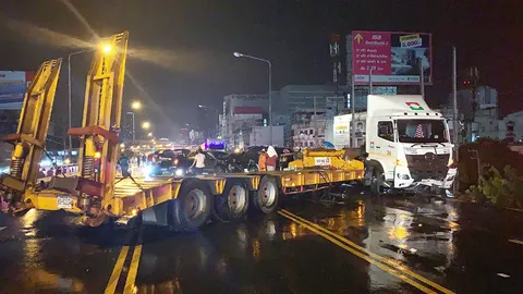 ฝนตกถนนลื่นพ่วงเทรลเลอร์เสียหลัก กวาดชนรถกลางสะพานดับ 1 เจ็บ 8