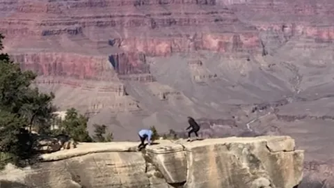 หวาดเสียว นาทีสาวอเมริกันเหยียบพลาด เกือบตกหน้าผาแกรนด์ แคนยอน (คลิป)