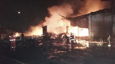 รถบรรทุกดอกไม้ไฟระเบิด ย่างสด1 เจ็บอื้อภายใน บ.ขนส่ง พุทธมณฑลสาย 4