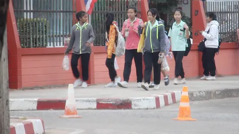 กาฬสินธุ์ เช้านี้เย็น 20 องศาฯ เด็กนักเรียนต้องใส่เสื้อกันหนาวไปโรงเรียน