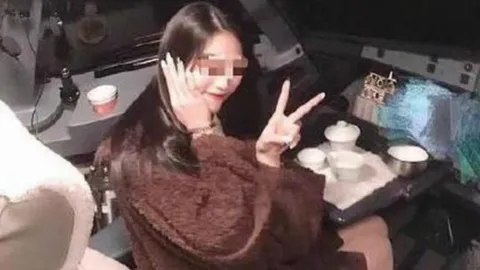 กัปตันจีนโดนห้ามบินตลอดชีวิต หลังสาวเก๊กท่าถ่ายรูปในห้องนักบินว่อนเน็ต