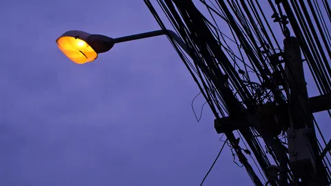 ห้องร้องทุกข์ : ผู้ใช้ทางเท้าแจ้งมา แยกท่าพระ มีสายไฟสายสื่อสารห้อย ฝากหน่วยงานจัดการที