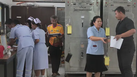 ญาติผู้เสียชีวิตถล่มป้อมบ้านทุ่งสะเดา เดินทางมารับศพจนแน่น รพ.ยะลา  