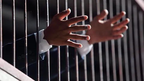 ชักธงรบ : คุกตารางมีไว้ขังคน