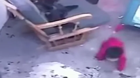 ‘รักเกินร้อย’ วงจรปิดเผย แมวแสนซื่อสัตย์ ปกป้องหนูน้อย ไม่ให้ตกบันได  (คลิป)