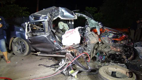 หนุ่มซิ่งกระบะพุ่งชนท้าย 6 ล้อติด4แยกไฟแดง รถพังเละดับอนาถ