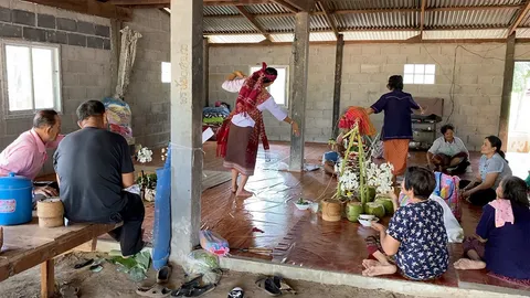 สาวใหญ่ ชักเกร็งคล้ายถูกผีเข้า ญาติจัดพิธีไล่ คาดปอบสิงร่างถึง 8 ตน