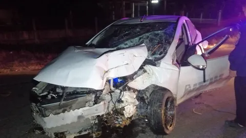 เก๋งอุตรดิตถ์เสียหลักชนต้นไม้ริมถนน ไม่คาดเข็มขัด ร่างกระเด็นตาย 1 สาหัส 1