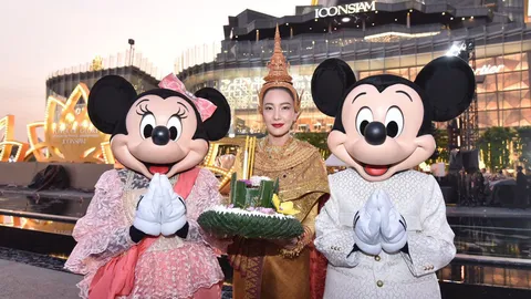 “มิคกี้ เมาส์” ควงคู่ “มินนี่ เมาส์” งามสง่าชุดไทยจักรี ณ ไอคอนสยาม