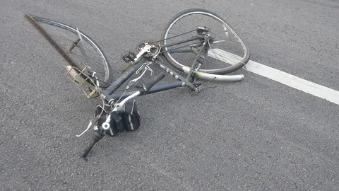 ลุงขี่จักรยานออกกำลังกาย เลี้ยวตัดหน้าเก๋ง โดนชนหัวทะลุกระจกดับ