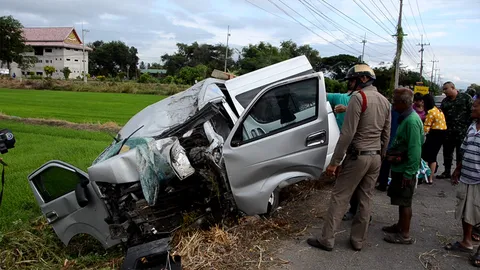รถตู้รับส่งนักเรียน เสียหลักชนเสาไฟฟ้า ที่ลพบุรี นักเรียนบาดเจ็บ 19