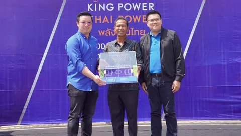 "คิง เพาเวอร์" เนรมิตสนามบอลหญ้าเทียม กลางทะเลอันดามัน บนเกาะยาวใหญ่