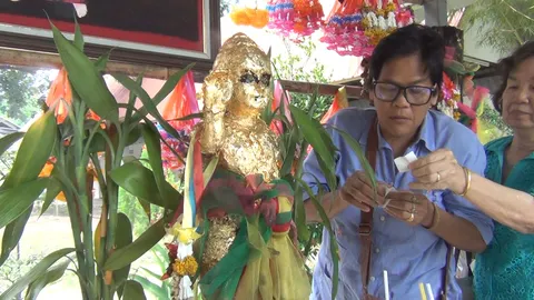 คอหวยแห่ขอลาภ "กุมารแก้วปิ่นเพชร" เลขเด็ดชัดเจนมากเห็น 0 (คลิป)