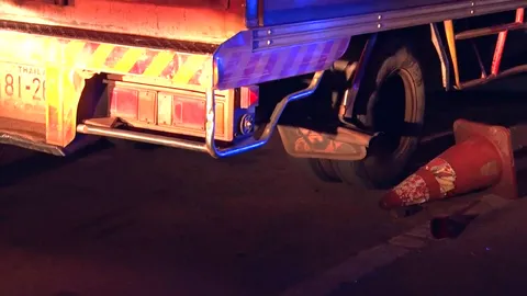 3 โจ๋กลับจากเที่ยว ซิ่ง จยย.พุ่งชนท้าย 6 ล้อ ดับ 1 สาหัส 2