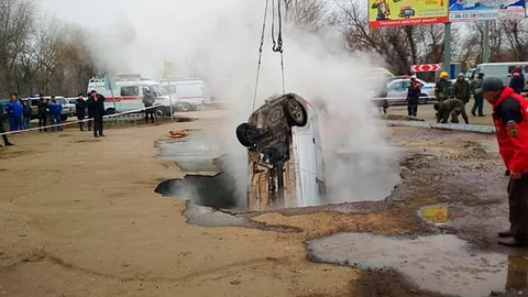 สุดสยอง หลุมยุบกลืนรถตกท่อน้ำร้อน โดนลวกตายทั้งเป็น 2 ศพ