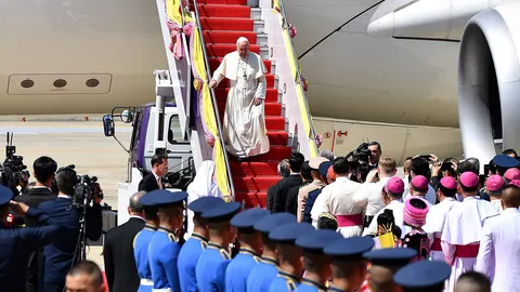 ปูมหลัง “พระสันตะปาปา” สุดสมถะ ใช้รถประจำทาง พูด 6 ภาษา ทรงมีพระญาติในไทย