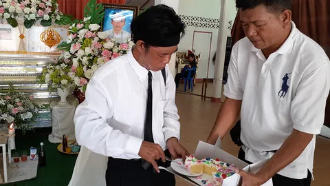 จ.ส.อ.เป่าเค้กวันเกิดหน้าโลงศพเพื่อนรักสมัยเรียนมัธยม ก่อนทำพิธีฌาปนกิจ