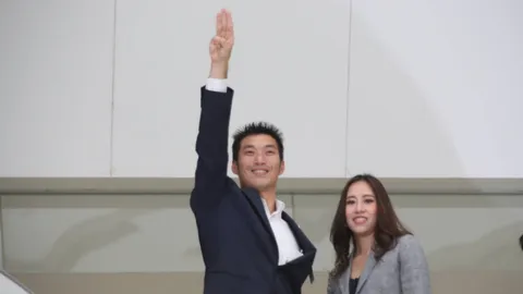 ภรรยา "ธนาธร" เสียใจแทนสามี พ้นสภาพส.ส. บอกที่ผ่านมาเตรียมใจไว้แล้ว