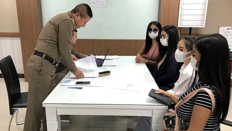 พริตตี้มอบตัว