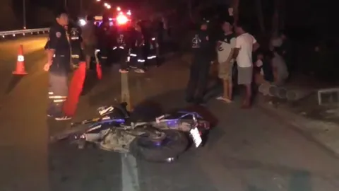 หนุ่มวัย 24 ชะตาขาด จยย.เสียหลักตอนลงสะพานหลุดโค้งฟาดกับต้นไม้ดับ