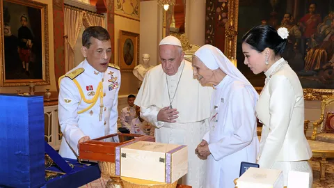 พระบาทสมเด็จพระเจ้าอยู่หัว และ สมเด็จพระนางเจ้าฯ พระบรมราชินี