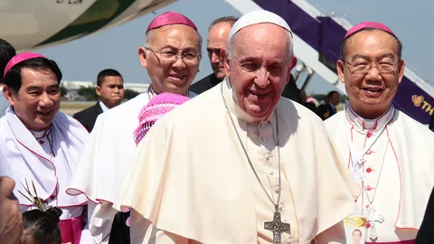 คนดังอะราวนด์เดอะเวิลด์ : โป๊ปขวัญใจคนยากคนจน