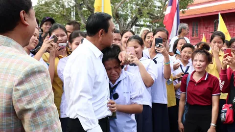 "บิ๊กตู่" เที่ยววังหลัง แรงเชียร์มาตรึม "น้องใบพลู" ร้องไห้ดีใจเจอนายกฯ