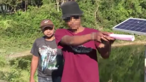 ตร.นครนายก คุมตัว "ไอ้โมท" ทำแผนฯ ก่อนส่งศาลขอฝากขัง เที่ยงวันนี้