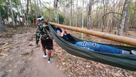 นักท่องเที่ยวแห่ต่อคิวเปลญวนขึ้น "ภูกระดึง" นอนกินลม ชมวิว แบบไม่เหนื่อย (คลิป)