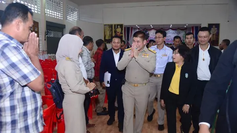 "ธรรมนัส" ลุยนราธิวาส รับฟังที่ดินทำกิน ก่อนพบครู-นร. ร.ร.นราสิกขาลัย 