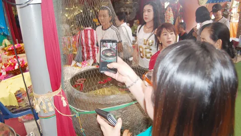 เลขเด็ดกุมารเจ้าสัวเฮง แม่ค้าขี่รถจาก กทม. ไปส่อง อยากได้โชคแบบ "โป๊งเหน่ง"