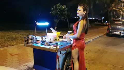 แม่ค้าสะดวกแบบนี้ สวมราตรียาว ผ่าข้างสูงปรี๊ด เข็นรถขายโรตีริมหาดดัง