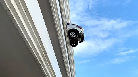 สุดระทึก สาวขับเก๋งป้ายแดงถอยชนขอบปูน เพียงนิดเดียวเกือบตกตึก