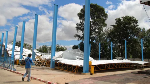 หวิดสิ้น ม. 4/7 หลังโดมถล่มระหว่างเรียนพละ พบเพิ่งสร้างเสร็จแค่ 2 เดือน