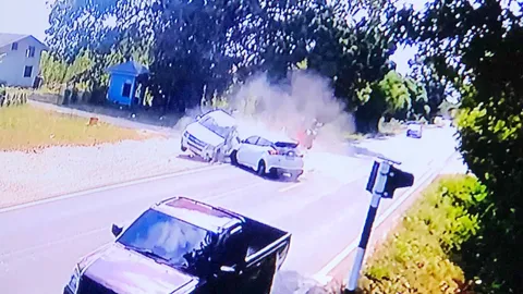  ปิกอัพขวางลำ รถเก๋งชนสนั่น เด็กชาย 6 ขวบดับ บาดเจ็บ 5 (คลิป) 