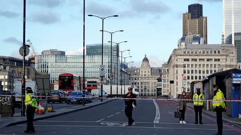 ไล่แทง 2 ศพ ช็อกอังกฤษ ฝีมือนักโทษที่ถูกคุมประพฤติ พกระเบิดปลอม โดนวิสามัญ