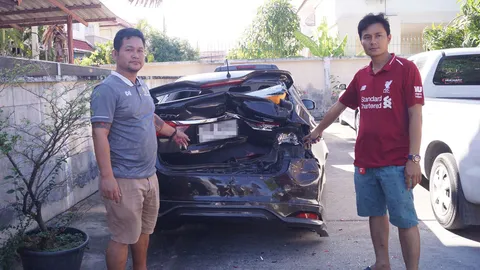ผมรับผิด คนขับกระบะชนท้ายเก๋งยับรับโมโหจัด รอนาน เลี้ยวเข้าบ้านไม่ได้