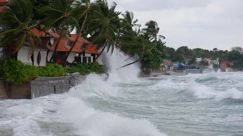 สมุย คลื่นลมแรงซัดชายหาด โรงแรมปักธงแดง เตือนห้ามเล่นน้ำ