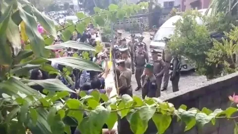 หวิดวุ่นชาวบ้านฮือ จะลาก "ไอ้โอ๋" ลงรถมากระทืบ ตร.เร่งคุมตัวกลับไปได้ 