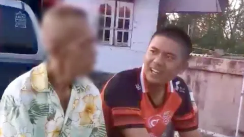 ไม้เด็ดตำรวจรับมือคนวิกลจริตคลุ้มคลั่ง คว้ามีดไล่แทง สุดท้ายหลับคาตัก (คลิป)